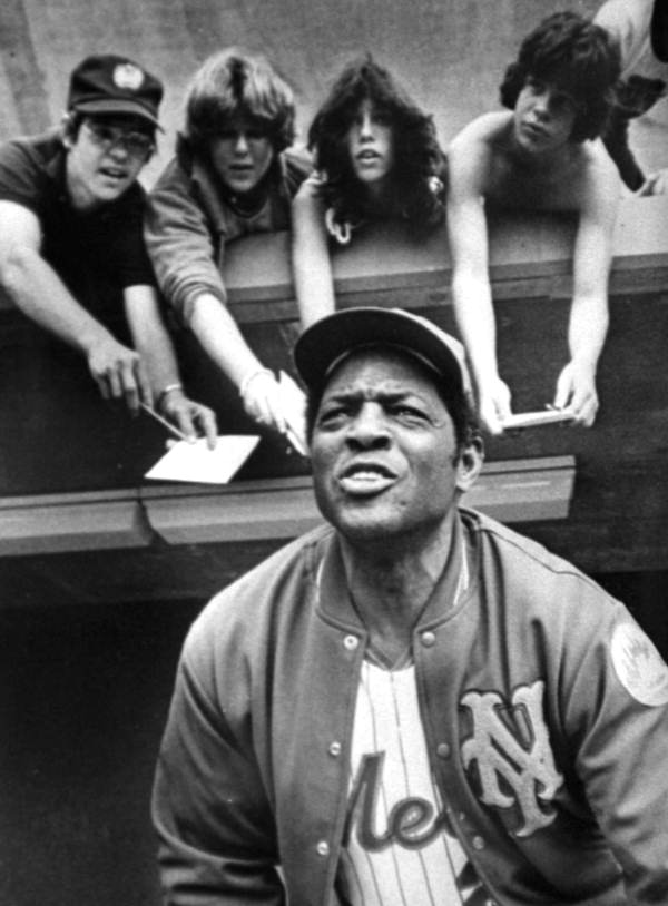 N.Y. Mets player Willie Mays and fans in St. Petersburg during spring training.