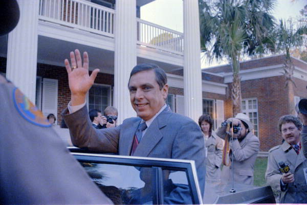 Governor-elect Bob Martinez waves on his way to his inaguration - Tallahassee, Florida