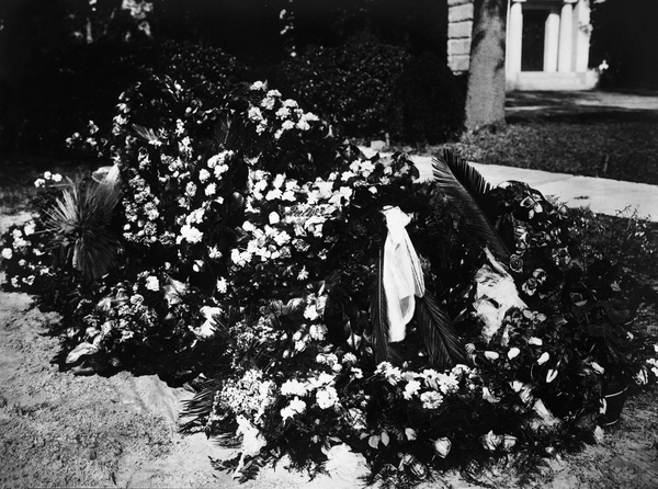 Funeral flowers at the grave of Governor William S. Jennings