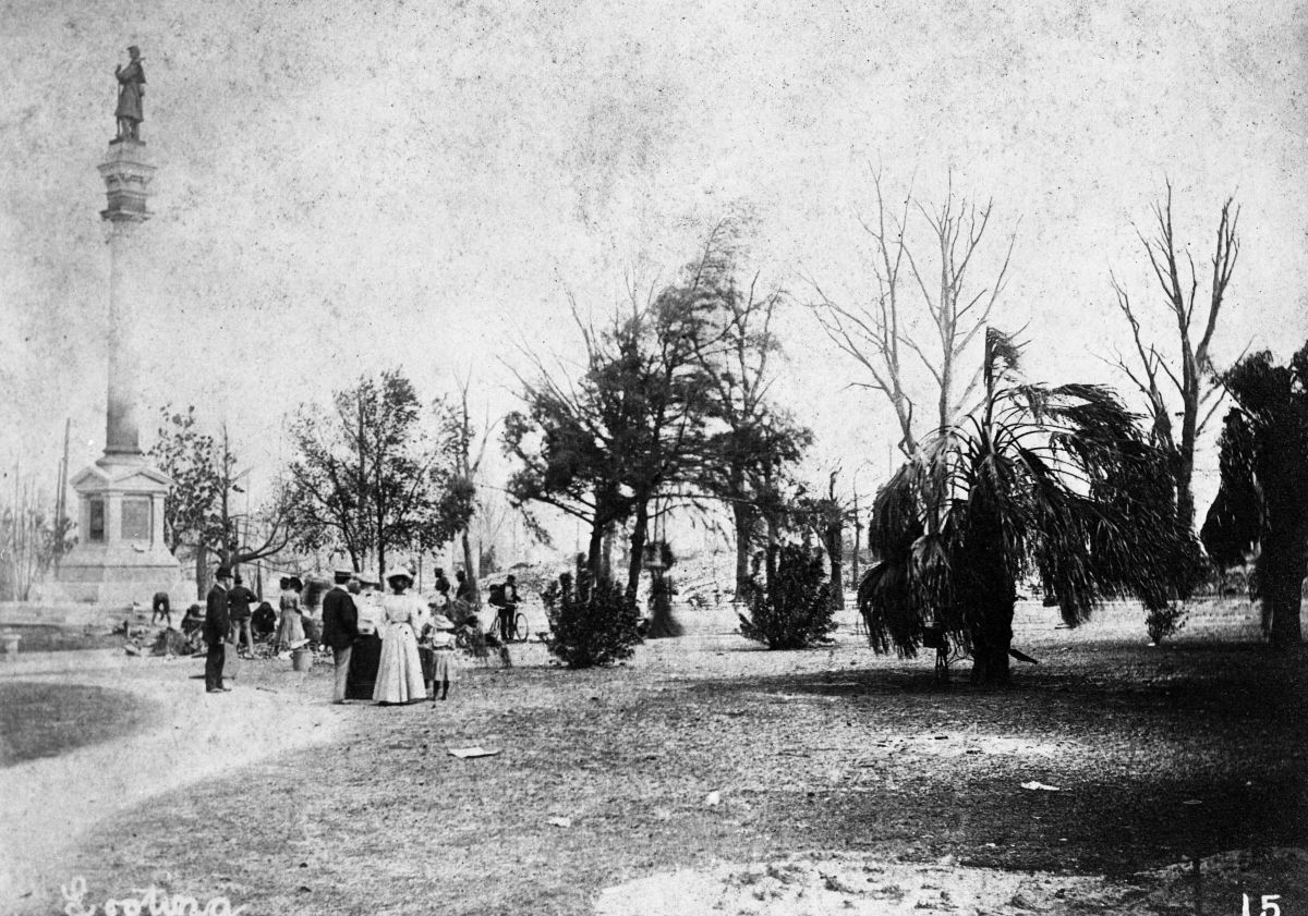 Looting in Hemming Park, as a result of the Fire of 1901 - Jacksonville, Florida