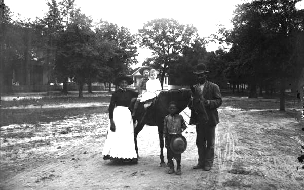 Winthrop children on horseback with the Merritts