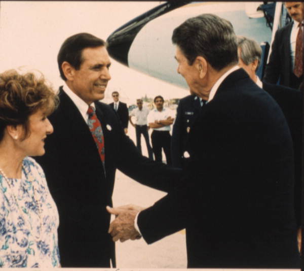 Florida Governor Bob Martinez shaking hands with President Reagan