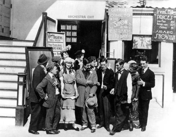 Motion picture advertisement