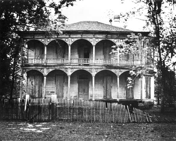 Exterior front view of the George Franklin Drew mansion, in deterioration - Ellaville, Florida