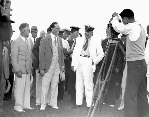 Mayor of Miami welcomes crew of "Graf Zeppelin"