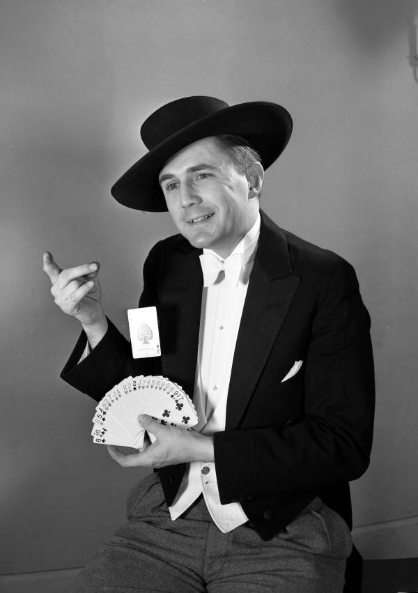 Portrait of photographer Joe Steinmetz for LIFE magazine's "Pictures" column.