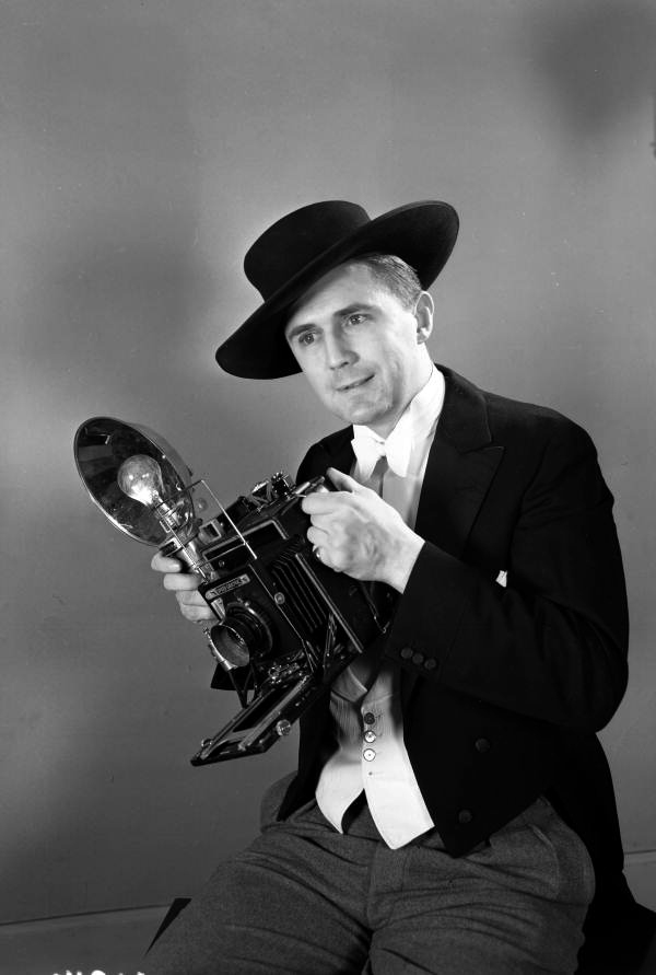 Portrait of photographer Joe Steinmetz for LIFE magazine's "Pictures" column.