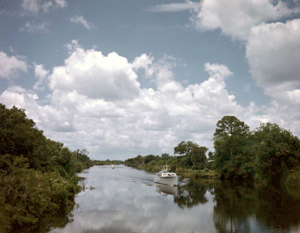 Scenic view showing boats traveling on the Caloosahatchee River.