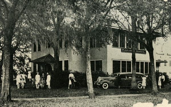 Postcard showing the Dr. John J. Henz Hospital in Orlando, Florida.