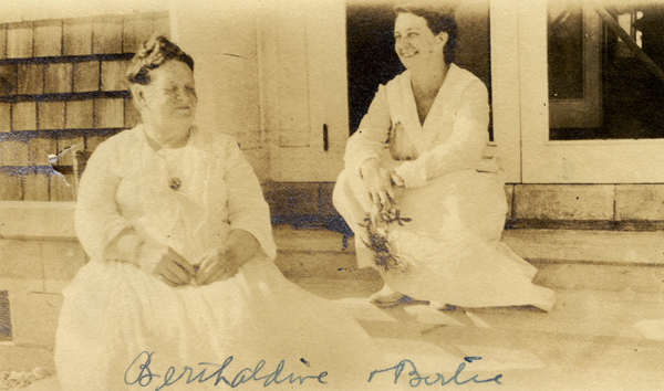Koreshan Berthaldine Boomer with her daughter Bertie.