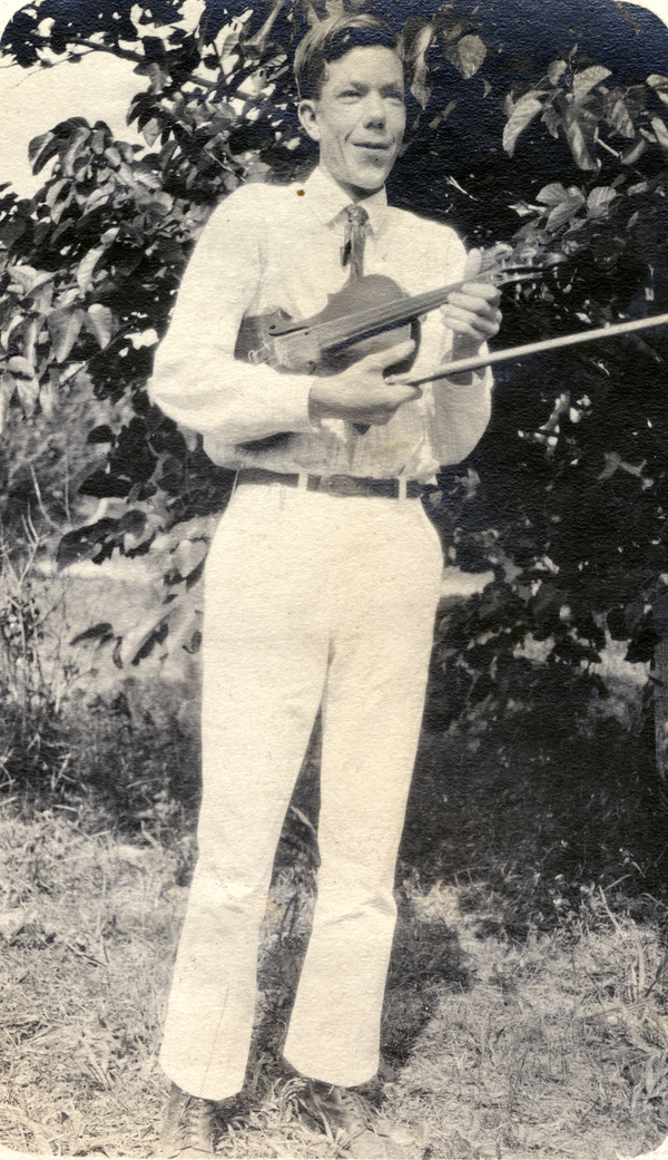 Portrait of Koreshan Harold Moreland with his violin.