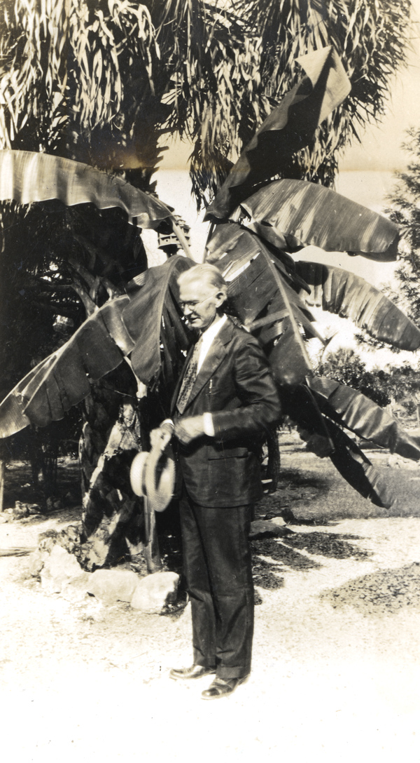Outdoor portrait of Koreshan Lou Staton.
