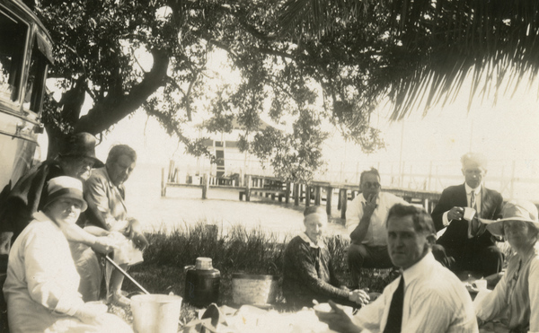 Koreshans having a picnic.