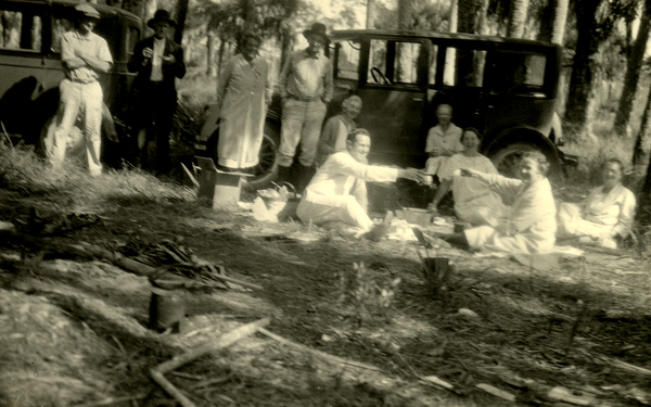 Portrait of Koreshans during a picnic.