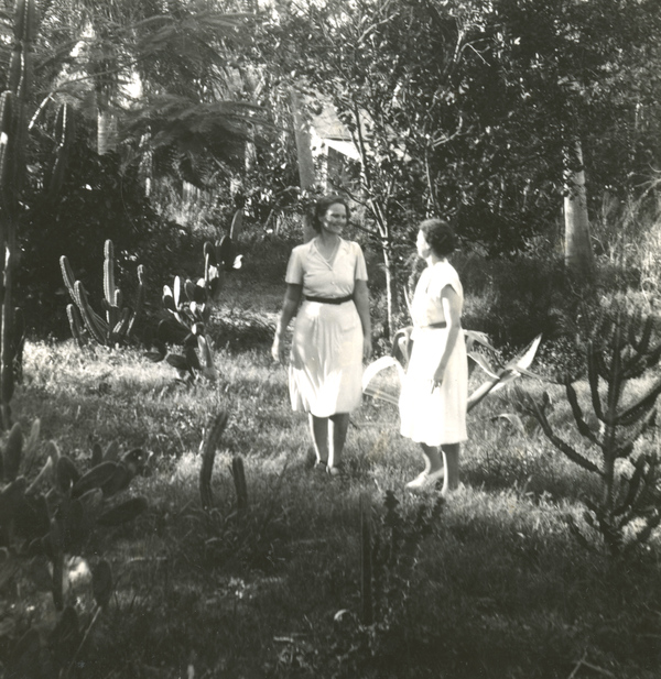 Henrietta Luettich Whidden (later Davenport), left, with Koreshan Hedwig Michel.