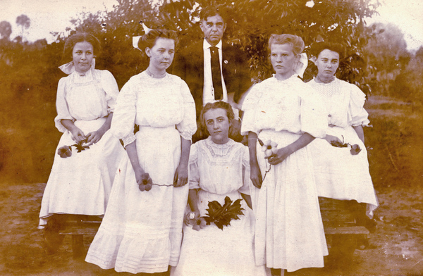 Group portrait of Koreshans.
