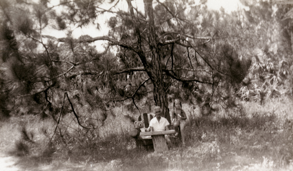 Gertrude Grieve having lunch with her granddaughter Isabelle Molinaro.
