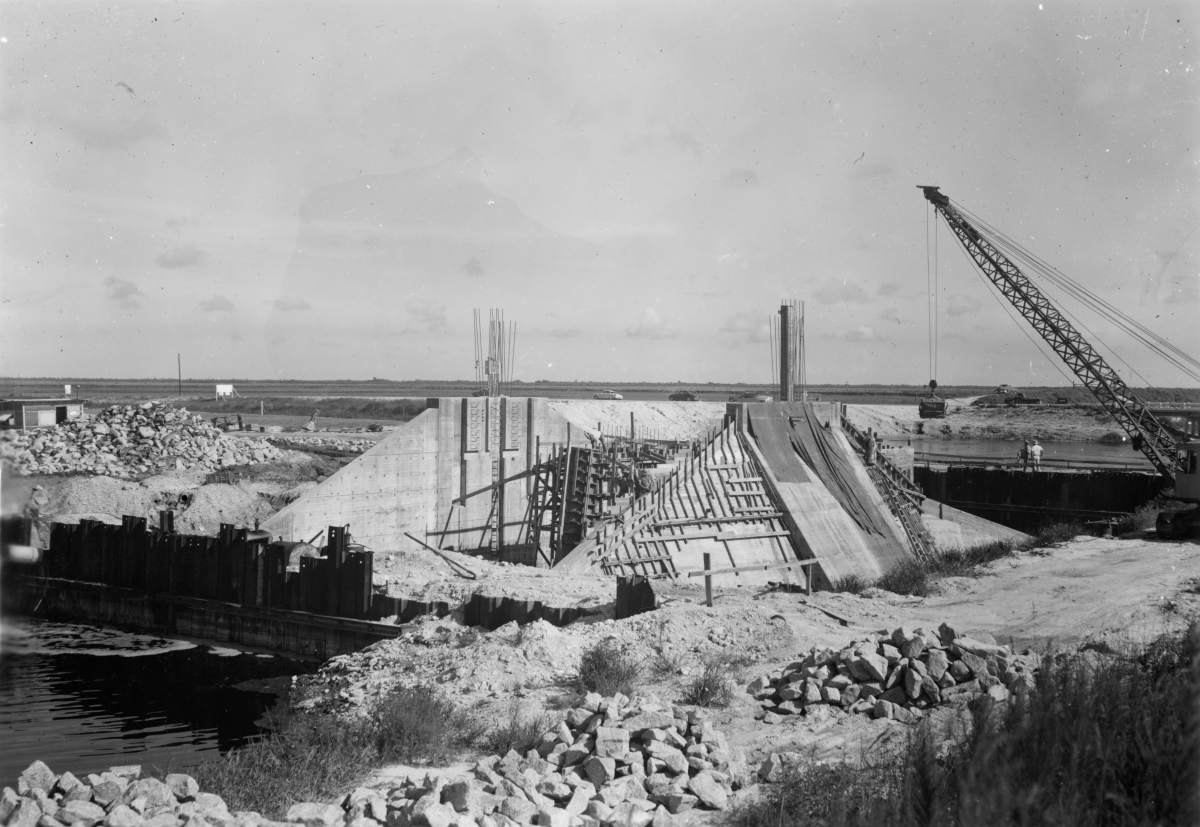 Construction of a hydraulic lock near Lake Okeechobee.