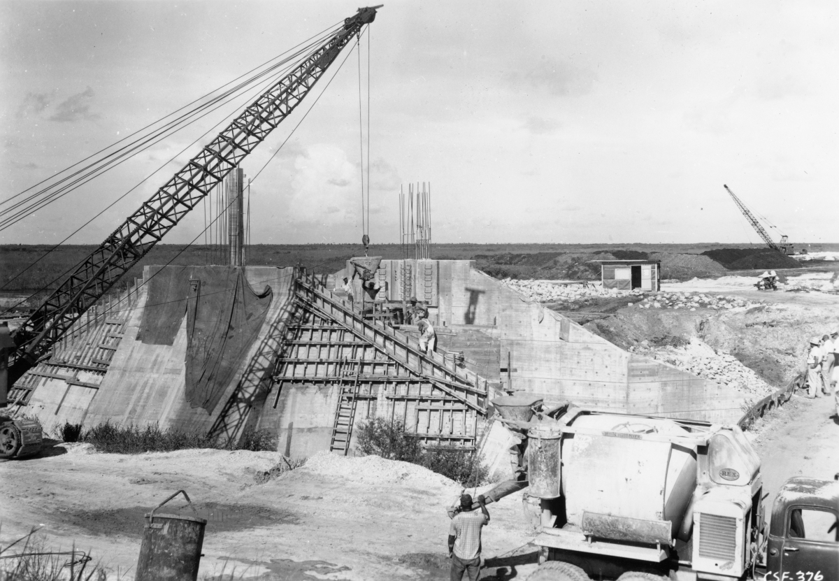 Construction of a hydraulic lock near Lake Okeechobee.