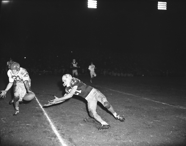 FSU football player #27 Jack Espenship making a catch during the game against the University of Richmond.