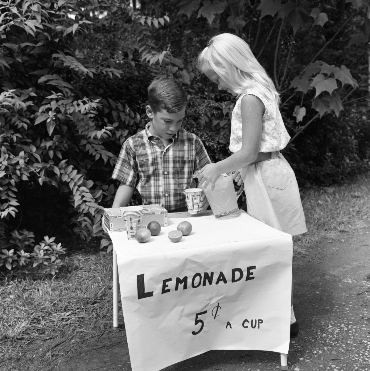 Clint and Susan Wills selling lemonade in Tallahassee.