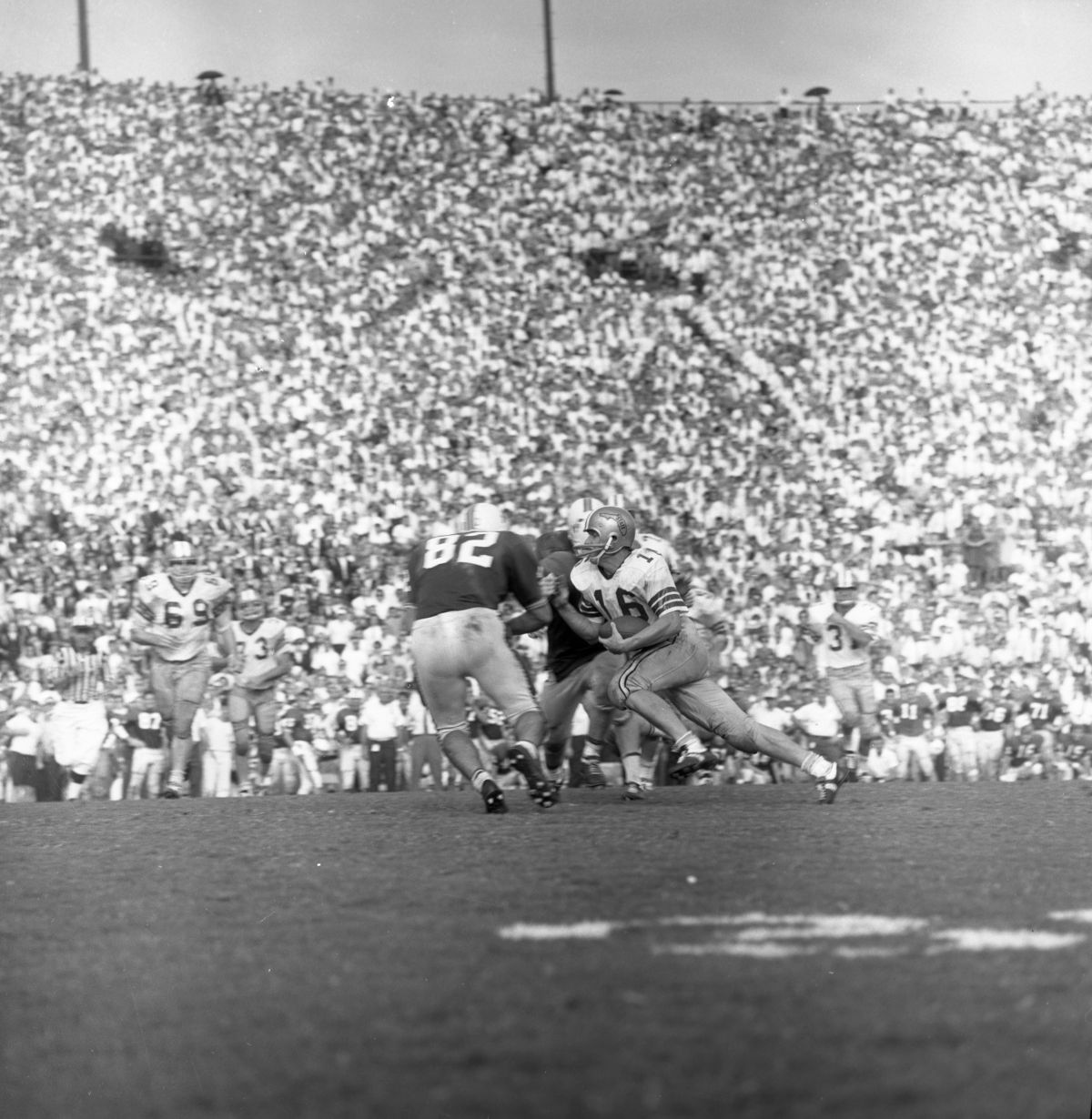 FSU QB #16 Gary Pajcic running with the football during game against UF in Tallahassee.