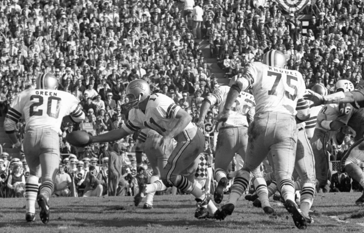FSU QB #11 Kim Hammond handing off to #20 HB Larry Green during Gator Bowl game against PSU in Jacksonville.