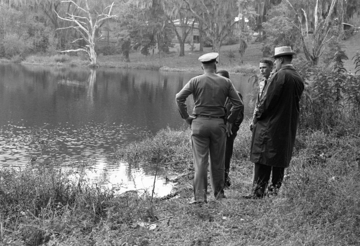 City draining lake near murder scene in Tallahassee to search for evidence.