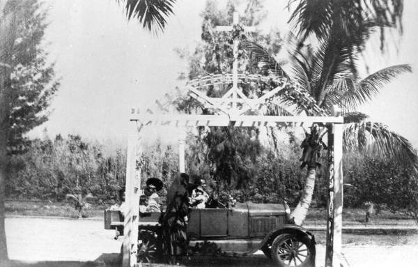 Deaconess Bedell talking to Miccosukees in their car