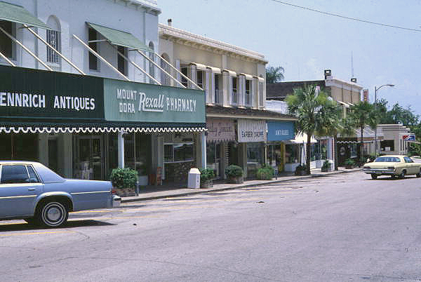 Looking south along the east side of Donnelly St. in downtown Mount Dora.