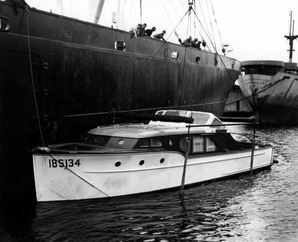 Unloading yacht "Marlin" for repairs at Gibbs Shipyard