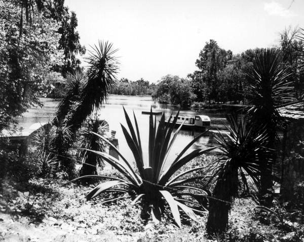 Tourists view boats on Rainbow Springs - Dunnellon, Florida .