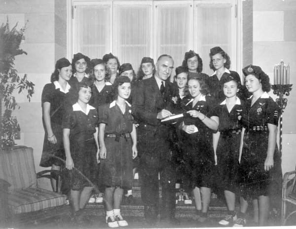 Captain Eddie Rickenbacker poses with girl scouts