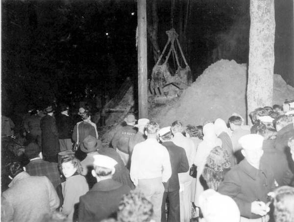Midnight gold excavation in the middle of Green Cove Springs - Green Cove Springs, Florida