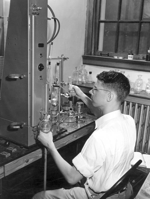 Student working in a chemical laboratory, Florida State University - Tallahassee, Florida