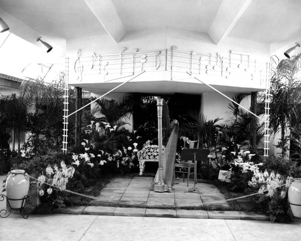 A harp on display at a flower show - Lakeland, Florida