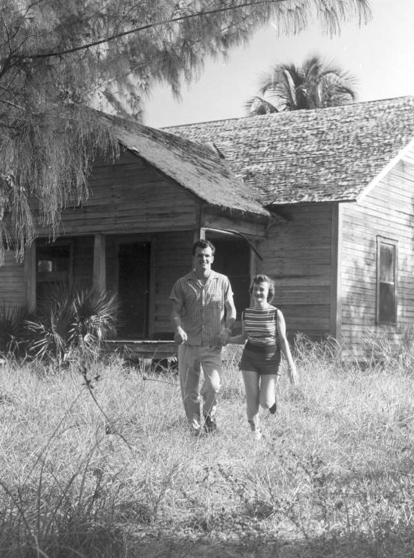 Honeymooners, Jim and Lyn near an unidentified house - Sanibel Island, Florida .