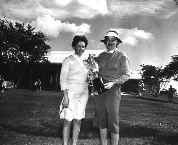 Women golfers receive an award at a tournament - Fort Lauderdale, Florida .