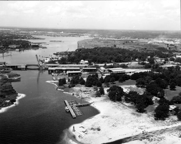 Aerial view of the Yacht Club - Pensacola, Florida .