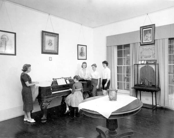 Visitors plays the piano while others watch - Ellenton, Florida .
