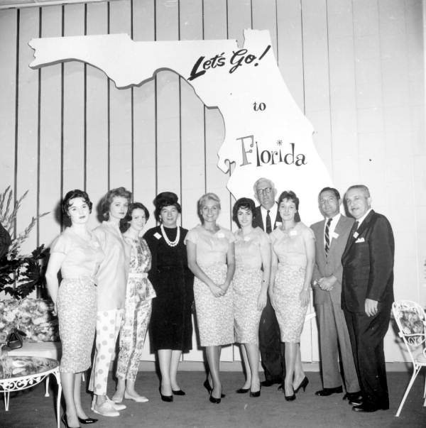 Wendell Jarrard and others in front of the Florida sign .