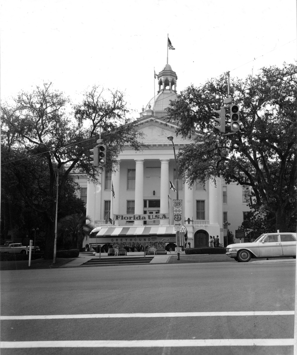 Florida showcase bus in front of the Capitol Building - Tallahassee, Florida .