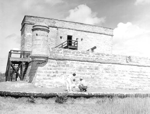 A ranger tells history of Fort Matanzas to a mother and daughter