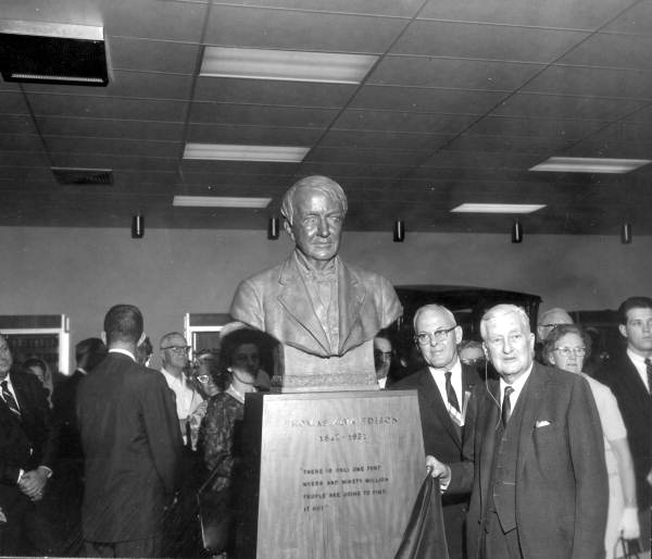 Charles Edison unveils statue of father Thomas Edison - Fort Myers, Florida.