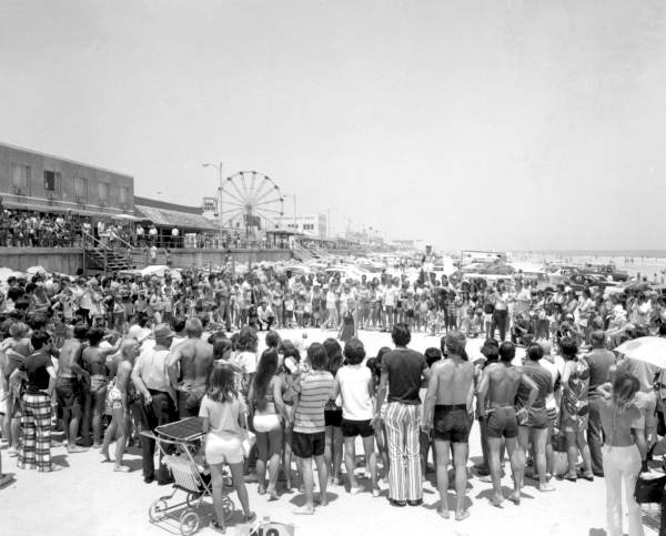 Crowd gathered for "baby races" on Jacksonville Beach