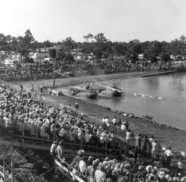 Large crowd gathered for Naples' swamp buggy race - Naples, Florida