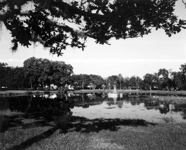 Leesburg pond with fountain