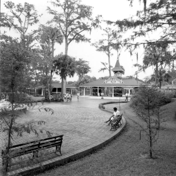 Tourists on the grounds of Silver Springs - Ocala, Florida .