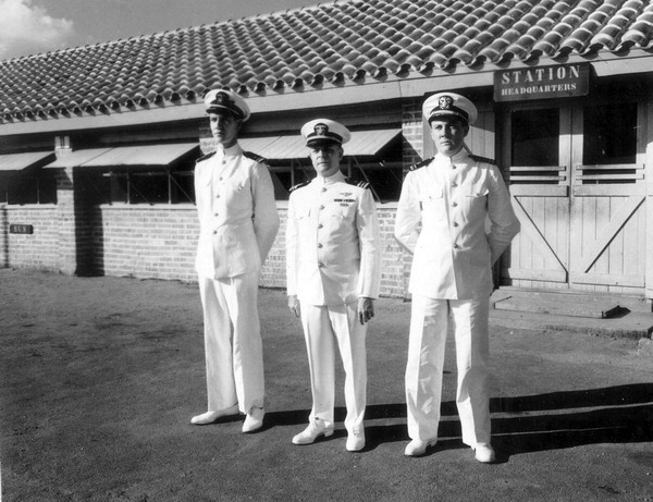 Outdoor group portrait of U.S. Naval officers - Camagèuey, Cuba