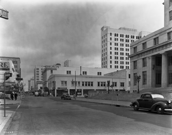 Looking east along NW 1st St. in Miami.